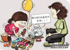 女孩的托儿所咀嚼着孩子的脸。学校：孩子们打