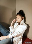 张子峰是否成了造型师？穿着牛仔裤衬衫走在红