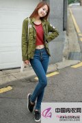 性感女神很瘦，丰满是时尚风格，穿紧身牛仔裤