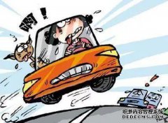 当我感到恶心时，这个男人突然在路上摇晃他的