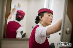有趣而温暖：乘客抱怨说这名男子太重了，火车
