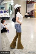杨莹莹机场没有修好身材，宽松的外套无法掩盖
