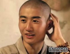皇帝威胁僧人打破戒指，牧师无奈，在打破戒指