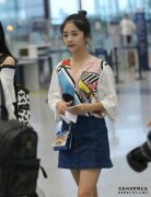 谭松云机场刚换了一双鞋，网友：我觉得我换衣