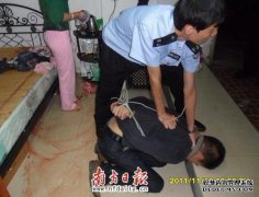 那个男人突然倒在地上，一个黑衣女子不想让他
