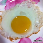 该男子点了一条鱼和一条碎猪，但错误地吃了“
