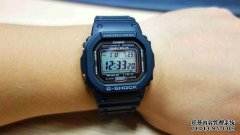在向Gshock Gw致敬经典中打开两个方块