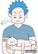 上腹部不舒服但没有疼痛。